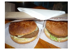 10. 2ks Zapekaný cheeseburger-bravčové mäso, kečup, zelenina, obloha, horčica, syr, 180g [1, 7, 10]